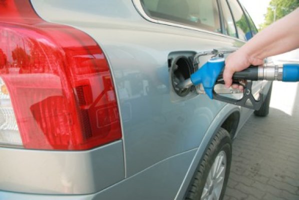 Benzina şi motorina s-au ieftinit cu 6-9 bani pe litru pe parcursul lunii august 2020